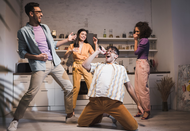 Grupo de amigos em um churrasco